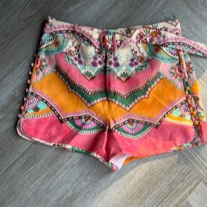 Zara linen and Cotten printed shorts with belt size XL.